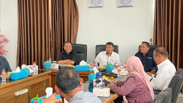 Anggota DPRD Provinsi Jawa Barat, Yusuf Maulana, saat kunjungan kerja ke Perumdam Tirta Dharma Ayu (PDAM) Kabupaten Indramayu, Senin (27/4/2026). (Sumber : Istimewa.).