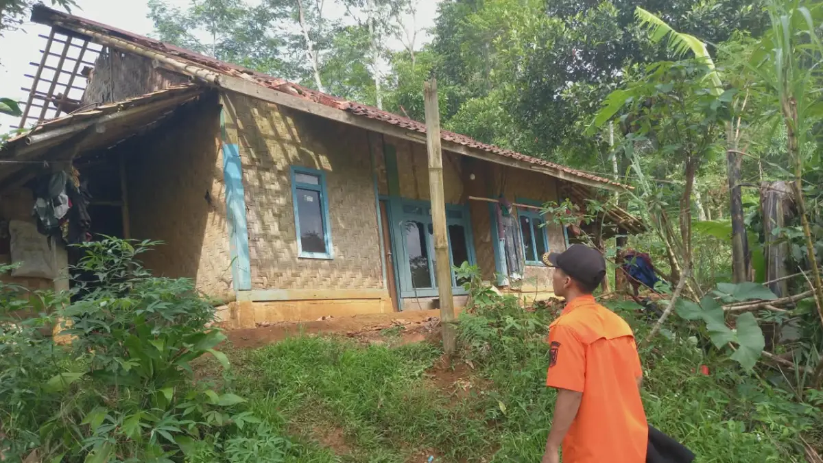 Rumah Rusak Diterjang Hujan Angin, Warga Pabuaran Terpaksa Pinjam Uang untuk Perbaikan