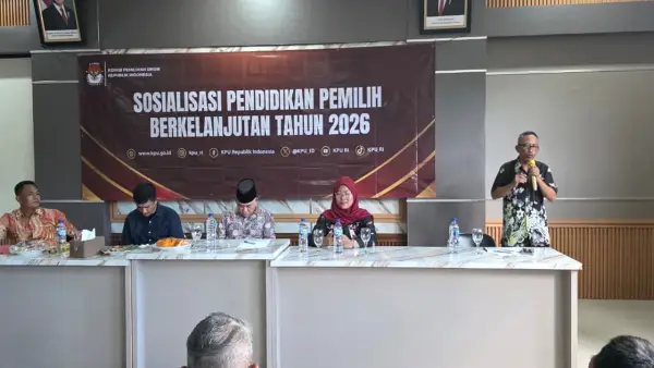 Anggota Komisi II DPR RI Heri Gunawan saat sosialisasi pendidikan pemilih berkelanjutan di Kantor Desa Mekarsari, Kecamatan Cicurug, Kabupaten Sukabumi, Jumat (1/5/2026) | Foto : Tim Adc