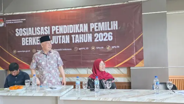 Anggota Komisi II DPR RI Heri Gunawan saat sosialisasi pendidikan pemilih berkelanjutan di Kantor Desa Mekarsari, Kecamatan Cicurug, Kabupaten Sukabumi, Jumat (1/5/2026) | Foto : Tim Adc