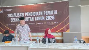 Anggota Komisi II DPR RI Heri Gunawan saat sosialisasi pendidikan pemilih berkelanjutan di Kantor Desa Mekarsari, Kecamatan Cicurug, Kabupaten Sukabumi, Jumat (1/5/2026) | Foto : Tim Adc
