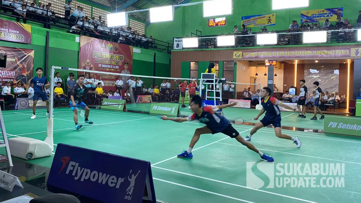 Laga final bulutangkis nomor ganda SMK Nurul Ikhwan melawan MAN 1 Cibadak pada ajang Porismas 2026 di GOR Setukpa Polri, Jumat (1/5/2026) | Foto : Asep Awaludin