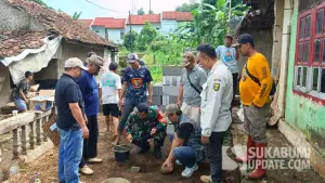Warga bersama pemerintah Kecamatan Cibadak bergotong royong membangun rumah tidak layak huni di Kampung Situ Saeur, Kelurahan Cibadak, Jumat (1/5/2026) | Foto : Ibnu Sanubari