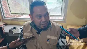 Sekretaris DPMD Kabupaten Sukabumi, Andriansyah Subandi, saat diwawancarai usai Musyawarah Desa BUMDes Tenjoayu, Jumat (1/5/2026) | Foto : Ibnu Sanubari