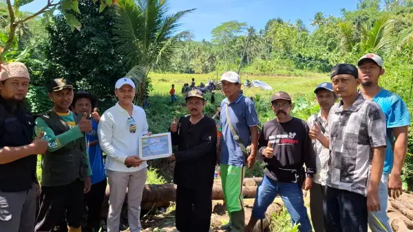 Warga bersama pemerintah desa membangun kembali Jembatan Cipalabuan yang rusak akibat luapan sungai di Desa Buniasih, Kecamatan Tegalbuleud, Sabtu (2/5/2026) | Foto : Ragil Gilang