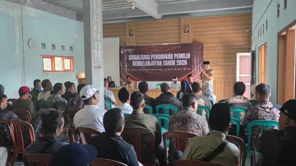 Anggota Komisi II DPR RI, Heri Gunawan, saat Sosialisasi Pendidikan Pemilih Berkelanjutan di Aula Kantor Desa Sukaresmi, Kecamatan Cisaat, Kabupaten Sukabumi, Sabtu (2/5/2026) | Foto : tim adc