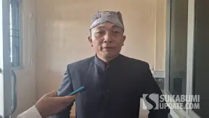 Kepala Dinas Pendidikan Kabupaten Sukabumi Deden Sumpena saat memberikan keterangan pada Hardiknas 2026 di Cikembar | Foto: Ibnu Sanubari
