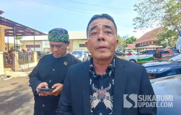 Wakil Ketua Komisi III DPRD Kabupaten Sukabumi, Paoji Nurjaman saat diwawancarai. (Sumber: SU/Ibnu Sanubari)