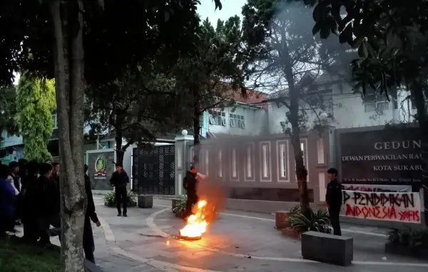 Aksi Unjuk Rasa Mahasiswa di depan Gedung DPRD Kota Sukabumi. Sabtu (2/5/2026). (Sumber: Istimewa)