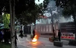 Aksi Unjuk Rasa Mahasiswa di depan Gedung DPRD Kota Sukabumi. Sabtu (2/5/2026). (Sumber: Istimewa)