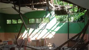Kondisi ruang kelas SDN Ciganas di Kampung Ciganas, Desa Munjul, Kecamatan Ciambar, Kabupaten Sukabumi, yang ambruk pada bagian atap dan plafon, Minggu (3/5/2026). (Sumber : Istimewa.)