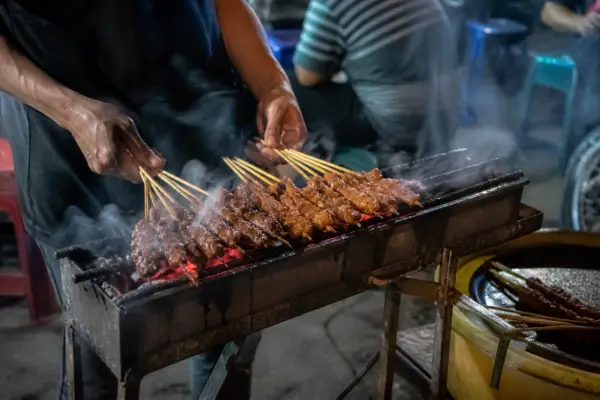Ilustrasi - Kayu yang digunakan saat bakar sate akan mempengaruhi citarasa daging bakar nantinya (Sumber : Gmaps)