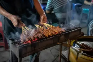 Ilustrasi - Kayu yang digunakan saat bakar sate akan mempengaruhi citarasa daging bakar nantinya (Sumber : Gmaps)