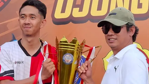 Tim sepakbola Desa Purwasedar merayakan kemenangan usai menjuarai turnamen sepakbola antar desa dalam rangka HUT Desa Ujunggenteng ke-18, (Sumber: sukabumiupdate)