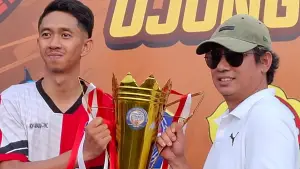 Tim sepakbola Desa Purwasedar merayakan kemenangan usai menjuarai turnamen sepakbola antar desa dalam rangka HUT Desa Ujunggenteng ke-18, (Sumber: sukabumiupdate)