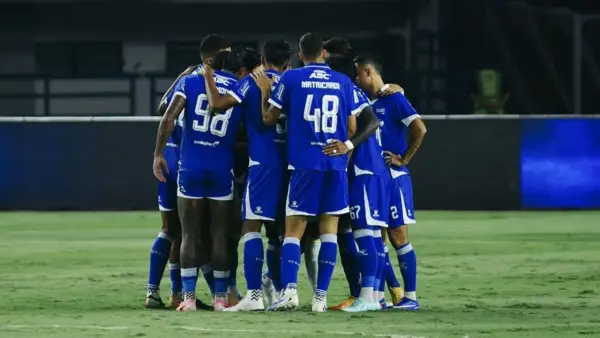 Para pemain Persib Bandung sedang melakukan persiapan jelang laga di Stadion GBLA (Sumber: Instagram/@persib)