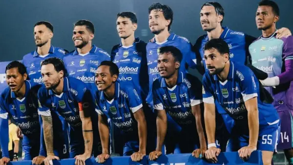 Susunan Pemain Persib Bandung menghadapi Bhayangkara FC. (Sumber: Instagram/@marcklok)