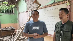 Kepala Dinas Pendidikan Kabupaten Sukabumi, Deden Sumpena, meninjau SDN Ciganas (Sumber: disdik)