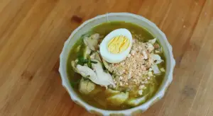 Resep Soto Ayam Khas Lamongan, Hidangan yang Cocok Saat Musim Hujan (Sumber : Youtube | Devina Hermawan)