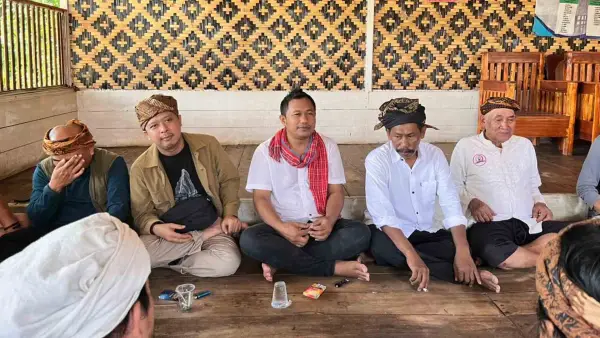 Anggota Komisi DPRD Kabupaten Sukabumi, Bayu Permana (kedua dari kanan) saat mengikuti Laku Estu Patanjala. (Sumber Foto: Istimewa)
