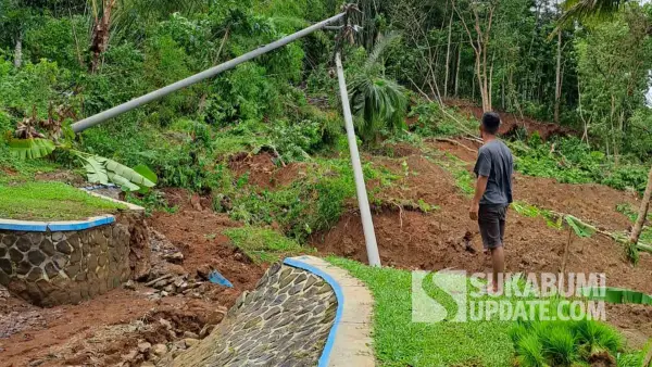 Kondisi Irigasi Cinangsi di Desa Cikarang, Kecamatan Jampangkulon, yang rusak parah akibat bencana sejak 2024 dan belum diperbaiki. (Sumber Foto: SU/Ragil Gilang)