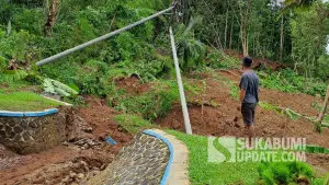Kondisi Irigasi Cinangsi di Desa Cikarang, Kecamatan Jampangkulon, yang rusak parah akibat bencana sejak 2024 dan belum diperbaiki. (Sumber Foto: SU/Ragil Gilang)