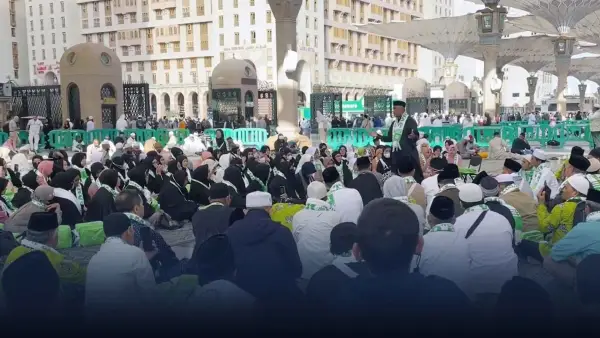 Jamaah bermuhasabah di Kota Madinah dalam Umroh Akbar ABA TOUR Tahun 2025. (Sumber Foto: Istimewa)
