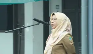 Sekretaris Distanhorti Jabar, Yanti Hidyatun saat memberikan arahan selaku pembina apel pagi Senin, 4 Mei 2026. (Sumber: IG Distanhorti Jabar)