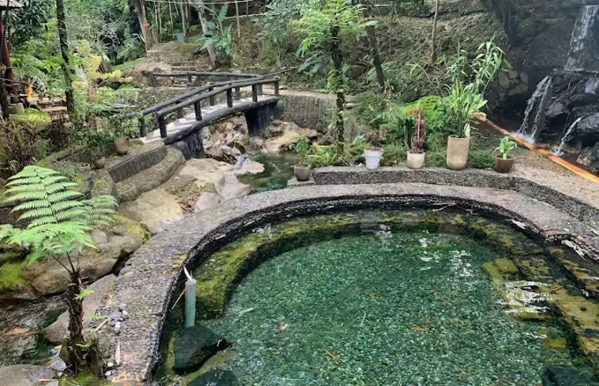 Pesona Curug Nangsi: Menikmati Air Terjun Sekalian Berendam di Kolam Air Hangat Alami