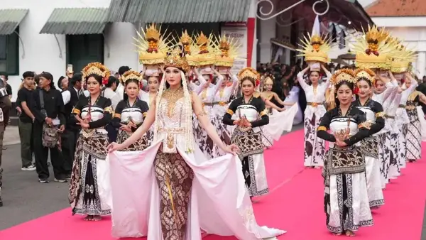 Semarak Kirab Budaya Tatar Sunda Binokasih Mulang Salaka di Kabupaten Sumedang. (Sumber Foto: Disparbud Jabar)