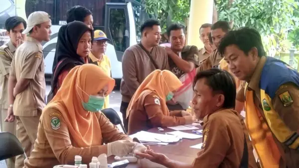 ASN Dinas Perumahan dan Kawasan Permukiman (Disperkim) Kabupaten Sukabumi mengikuti program Cek Kesehatan Gratis (CKG) di halaman kantor Disperkim, Senin (4/5/2026). (Sumber : disperkim)