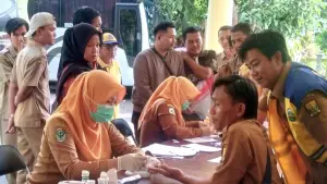 ASN Dinas Perumahan dan Kawasan Permukiman (Disperkim) Kabupaten Sukabumi mengikuti program Cek Kesehatan Gratis (CKG) di halaman kantor Disperkim, Senin (4/5/2026). (Sumber : disperkim)