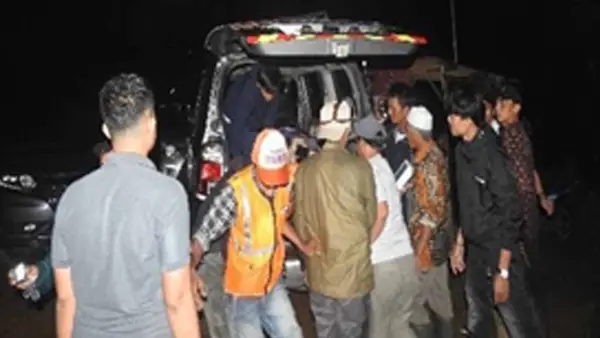 Petugas saat mengevakuasi wisatawan perempuan yang jadi terseret arus di Curug Cisadane Bogor, Jumat (1/5/2026). (Sumber Foto: TNGGP)
