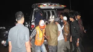 Petugas saat mengevakuasi wisatawan perempuan yang jadi terseret arus di Curug Cisadane Bogor, Jumat (1/5/2026). (Sumber Foto: TNGGP)