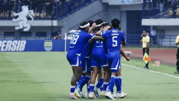 Para pemain Persib Bandung merayakan gol Matricardi ke gawang PSIM (Sumber: web/persib.co.id)