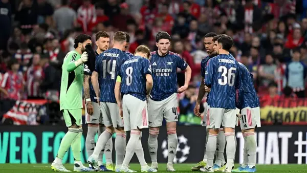 Para pemain Arsenal tengah berdiskusi jelang laga menghadapi Alteico Madrid (Sumber: web/arsenal.com)