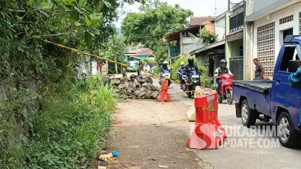 Jalan alternatif Karangtengah-Nagrak amblas akibat hujan deras dan aktivitas truk proyek Tol Bocimi. (Sumber Foto: Istimewa)