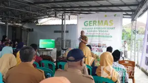 Wali Kota Sukabumi Ayep Zaki saat kegiatan Layanan Kesehat Cuma-cuma Dompet Dhuafa dan Pemkot Sukabumi di Kelurahan Karang Tengah, Kecamatan Gunungpuyuh, Selasa (5/5/2026) | Foto : Sukabumiupdate
