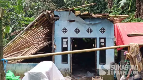 Kondisi rumah yang rusak terdampak cuaca ekstrem di Kampung Cibarengkok, Desa Darmareja, Kecamatan Nagrak, Kabupaten Sukabumi, Selasa (5/5/2026). (Sumber Foto: P2BK Nagrak)