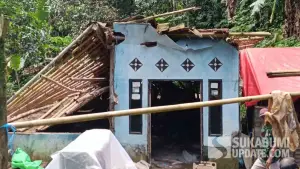 Kondisi rumah yang rusak terdampak cuaca ekstrem di Kampung Cibarengkok, Desa Darmareja, Kecamatan Nagrak, Kabupaten Sukabumi, Selasa (5/5/2026). (Sumber Foto: P2BK Nagrak)