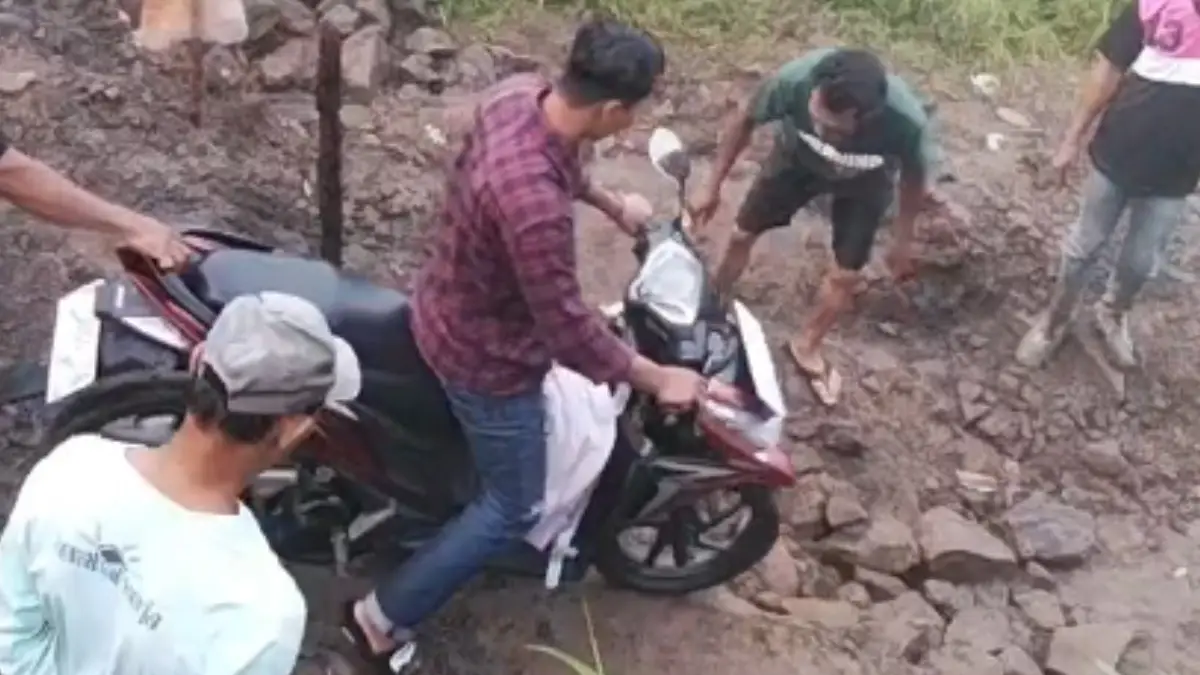 Akses Sukabumi - Cianjur via Bolenglang Sulit Dilalui, Anjlok Akibat Pergerakan Tanah