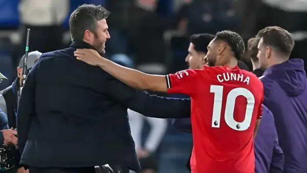 Matheus Cunha dan Michael Carrick selepas laga menghadapi Liverpool (Sumber: web/espn.com)