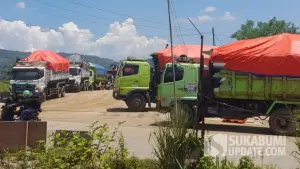 Warga Karangtengah Cibadak Sukabumi protes aktivitas truk tonase berat di kawasan tersebut (Sumber: dok warga)