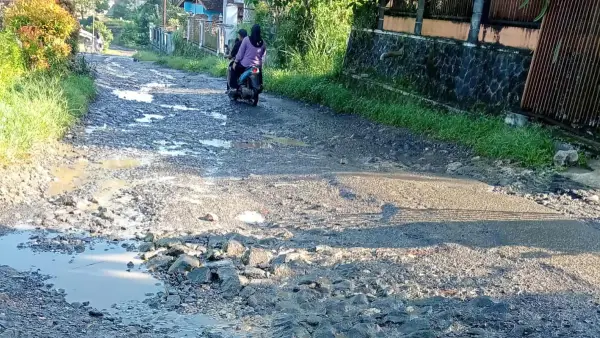 Kondisi jalan kabupaten ruas Bojonglopang - Cimerang (Sumber: dok warga)