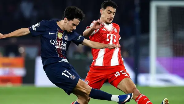 Duel Vitihna dan Pavlovic di leg pertama PSG vs Bayern Munchen (Sumber: web/fcbayern.com)
