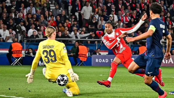 Akis Safonov menghalau sepakan Michael Olise di leg pertama Bayern Munchen vs PSG (Sumber: web/fcbayern.com)