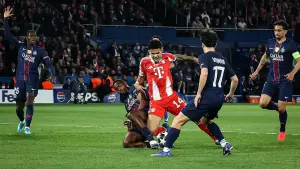 Aksi Luis Diaz dilanggar pemain PSG di leg pertama semifinal Liga Champions (Sumber: web/fcbayern.com)