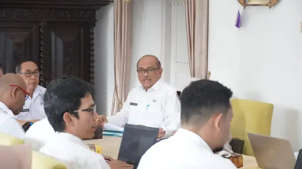 Sekda Ade Suryaman dan Kepala DPMPTSP Kabupaten Sukabumi Dede Rukaya saat memimpin Rakor Penilaian Kinerja PTSP-PBB 2026. (Sumber : Diskominfosan Kab. Sukabumi)