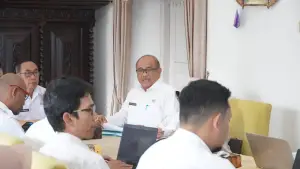 Sekda Ade Suryaman dan Kepala DPMPTSP Kabupaten Sukabumi Dede Rukaya saat memimpin Rakor Penilaian Kinerja PTSP-PBB 2026. (Sumber : Diskominfosan Kab. Sukabumi)