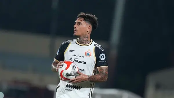 Aksi Shayne Pattynama saat membela Persija menghadapi Persijap Jepara (Sumber: web/persija.id)
